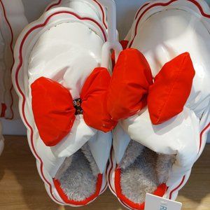 Beautiful room puff throw on shoes , color red and green all sizes available